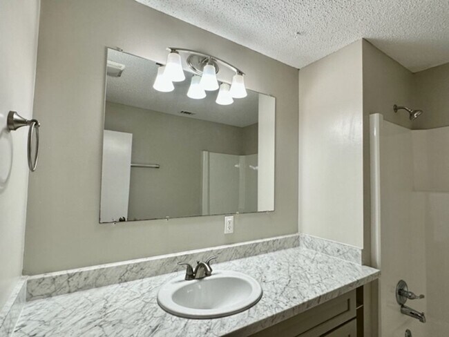 Building Photo - Spacious 3 Bedroom Duplex for Rent in Nice...