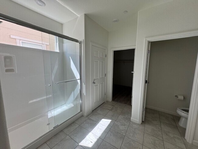 Building Photo - Beautiful, Single Story 3 Bedroom Home in ...