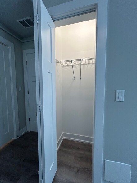 Building Photo - 1000 Crain St