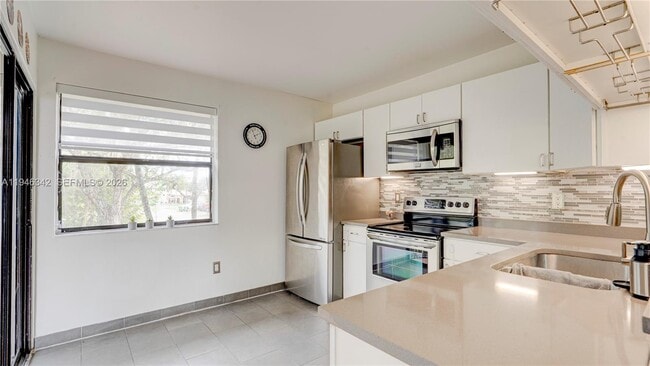 Building Photo - 905 N Franklin Ave