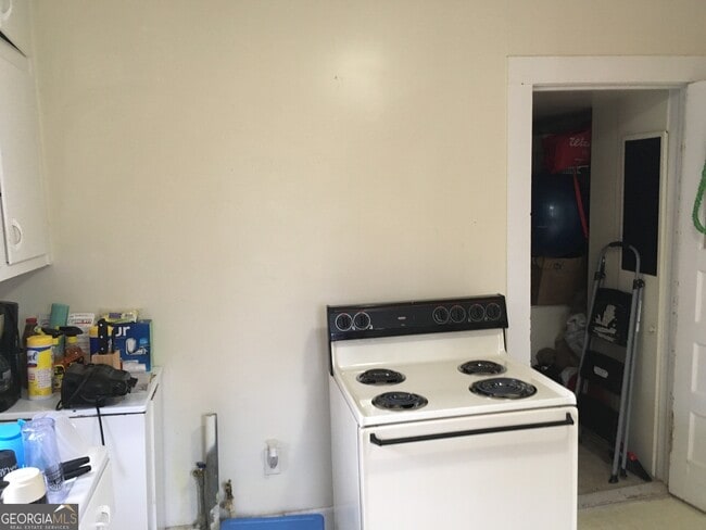 Building Photo - 880 Sunset Dr