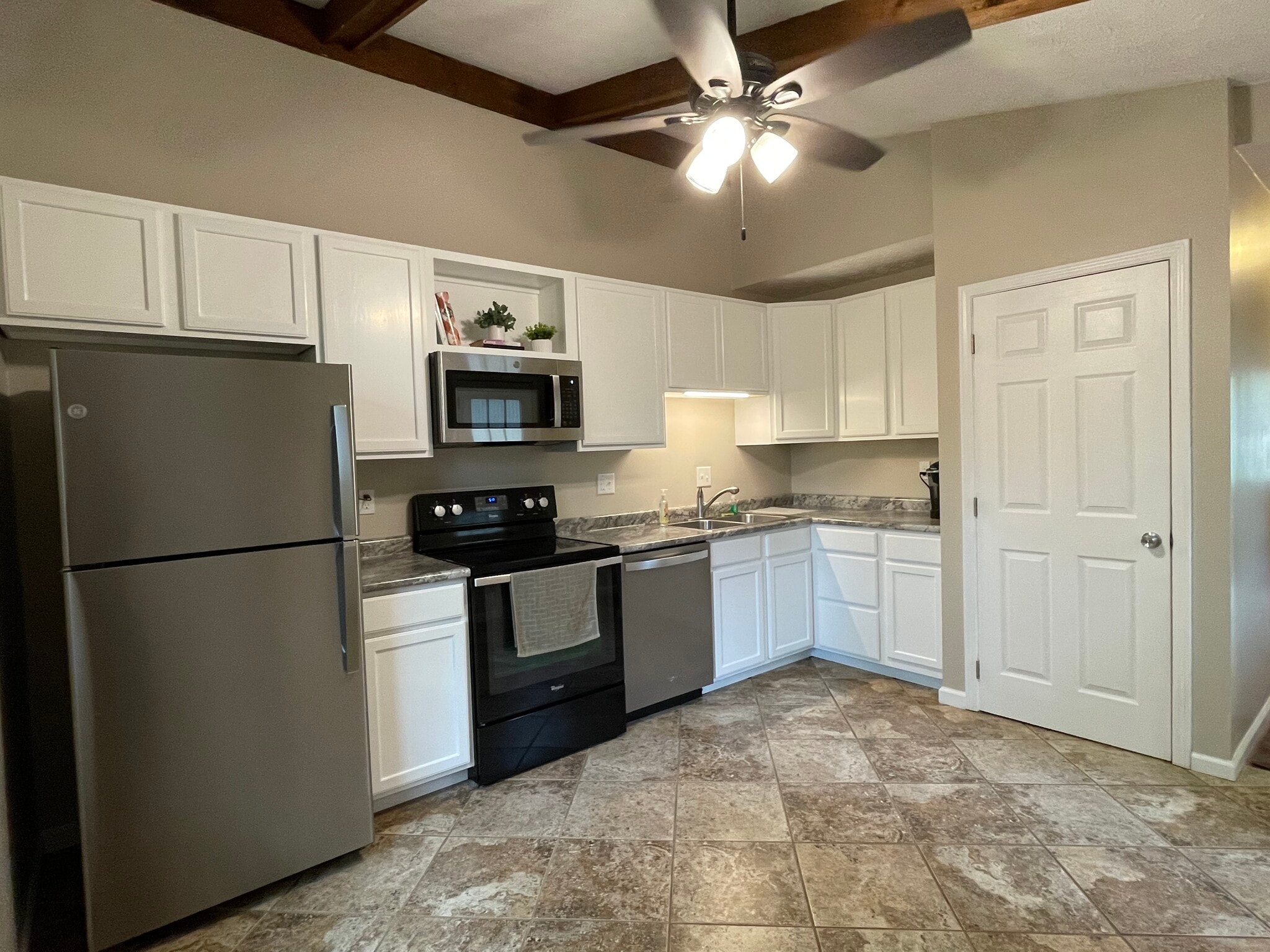 Kitchen-Vaulted Ceiling, Ceiling Fan, Appliances including stainless dishwasher and microwave - 1277 Tallberry Dr