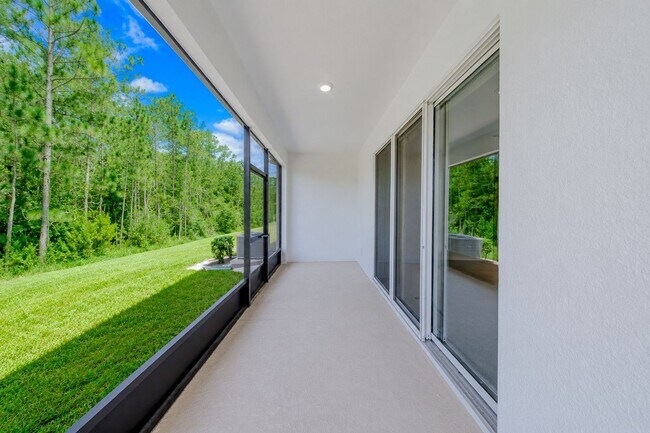 Building Photo - Like-New End-Unit 3 Bedroom Townhome