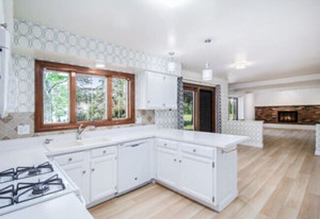 Building Photo - 6609 Merrick Dr
