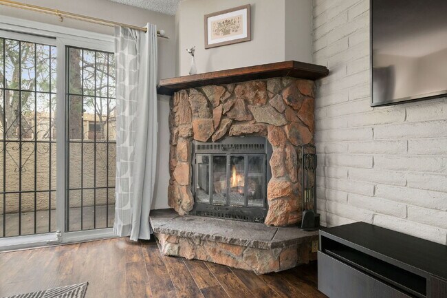 Building Photo - Great 2 bed 2 bath town house centrally lo...
