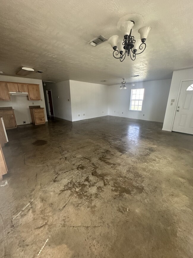 Building Photo - 907 Petty St