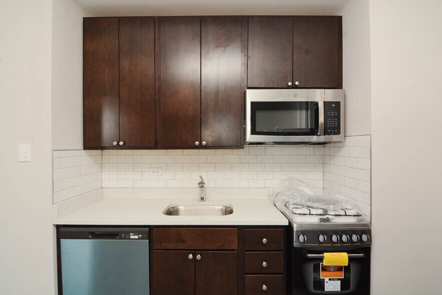 Building Photo - 3335 W Diversey Ave