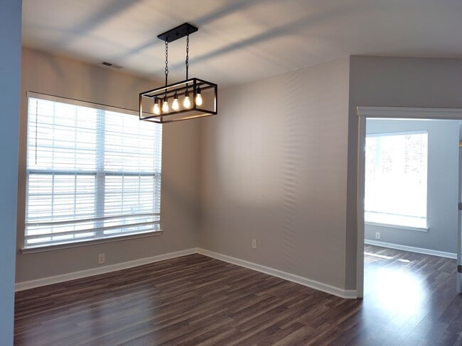 Building Photo - Pristine 4 bed, 2.5 bath Home Located in the Falcon Ridge Community!