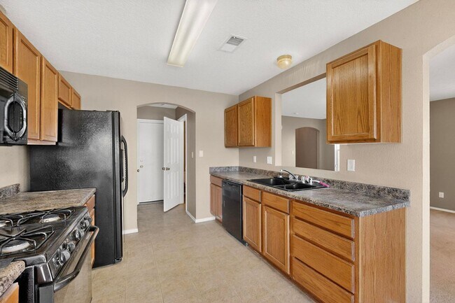 Building Photo - West Side 2/story 3 Bedroom 2.5 Bath 1605/sf 2/CG