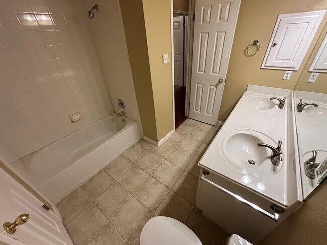 Building Photo - 2909 Yandall Dr