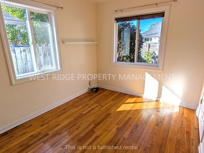 Building Photo - 7310 SE Schiller St