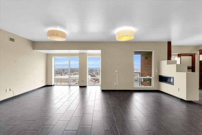 Building Photo - 3,400 SQFT CONDO IN DOWNTOWN CHAMPAIGN W/ ...