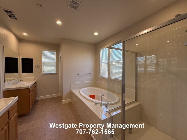 Building Photo - 1708 Southridge Dr