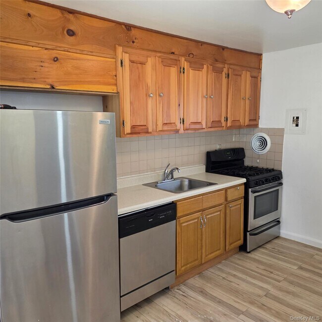 Building Photo - 3 Fishkill Glen Dr