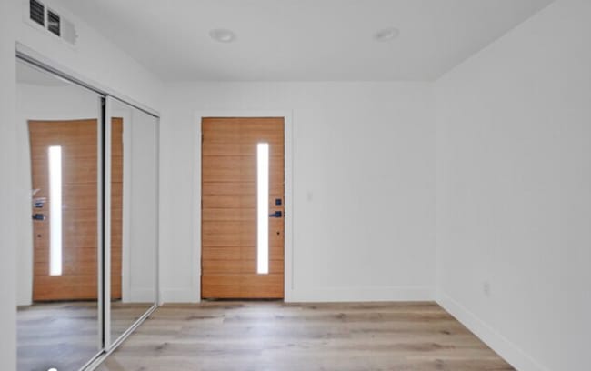 Building Photo - Newer Townhouse Available!