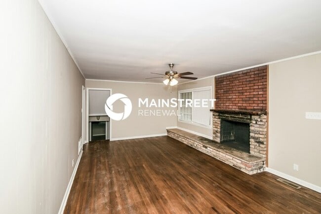 Building Photo - 5 Bedroom Pet-Friendly Home in Center Poin...