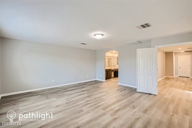 Building Photo - 4 br, 2.5 bath House - 12042 W Fillmore St...