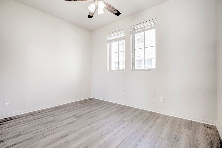 Building Photo - 14121 W Oak Ln