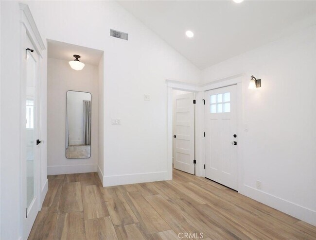 Building Photo - 446 W 40th St