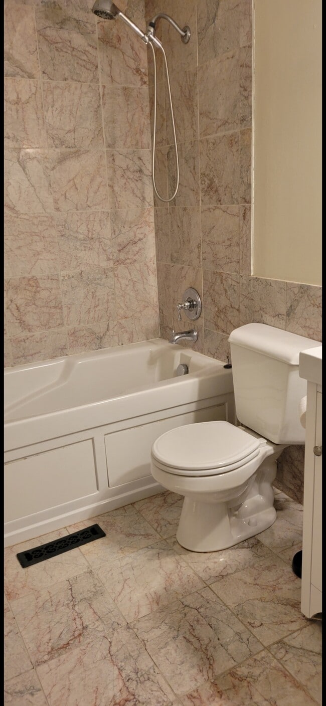 Jet tub bath main livi - 2805 Ponca St