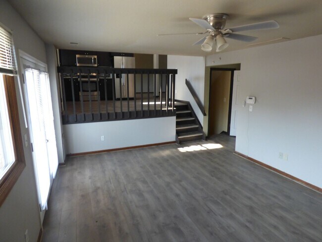 Building Photo - $0 DEPOSIT OPTION.  TRI-LEVEL HOME IN SE AURORA