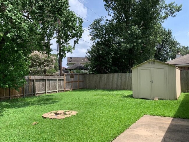 Building Photo - 1243 Park Knoll Ln