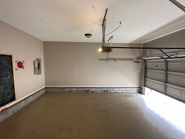 Building Photo - Three Bedroom Home in London, KY