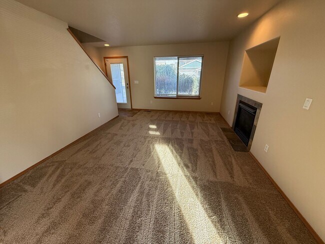 Building Photo - SE 4 Bdrm, 2.5 bath, New Flooring Throughout, Gas Heat/Fireplace, Double Garage