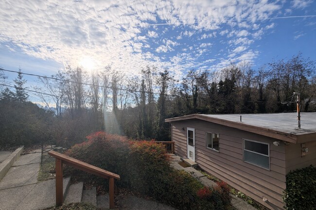 Building Photo - 3bd/3ba Seattle Home