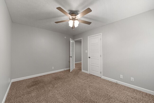 Building Photo - Pet Friendly Four Bedroom!