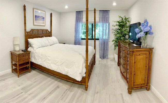 Building Photo - 1556 S Ocean Ln