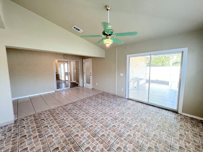 Building Photo - Huge 4 Bed 3 Bath 2 Car Townhome w FENCED YARD  for Rent!