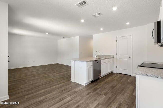 Building Photo - 4123 Pinehurst Ave