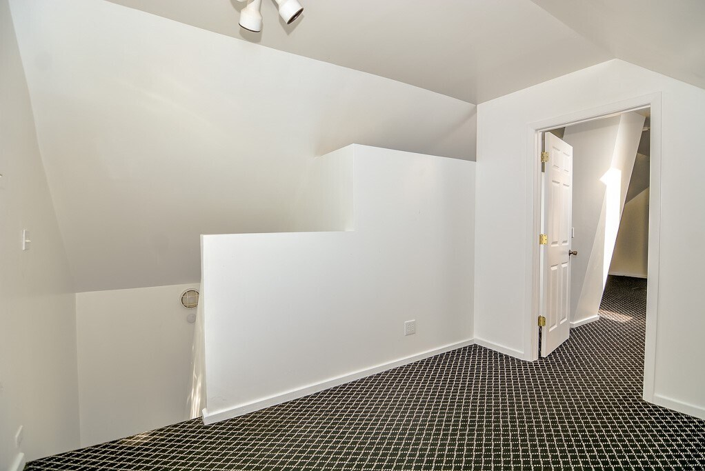 Building Photo - 1529 W Nelson St
