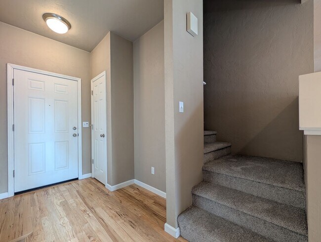 Building Photo - Beautiful 3-Bedroom, 2.5-Bath Home In River Road Area of Eugene!