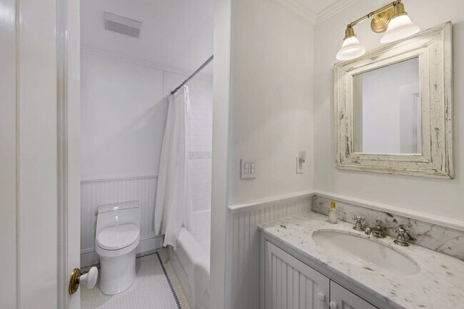 Building Photo - 135 Meeting House Ln