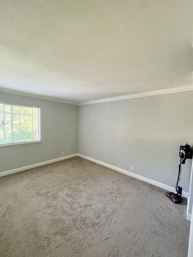 Building Photo - 2660 Somerset Park Cir