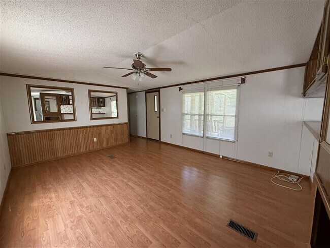 Building Photo - 147 Hiatt Ln