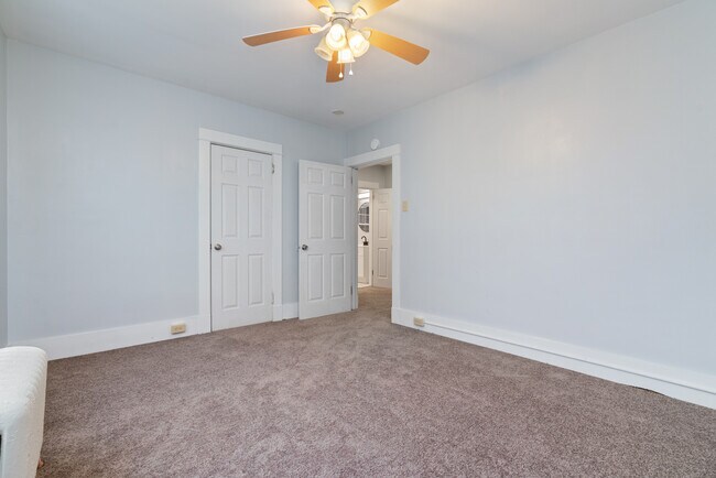 Building Photo - 5905 Hobart St