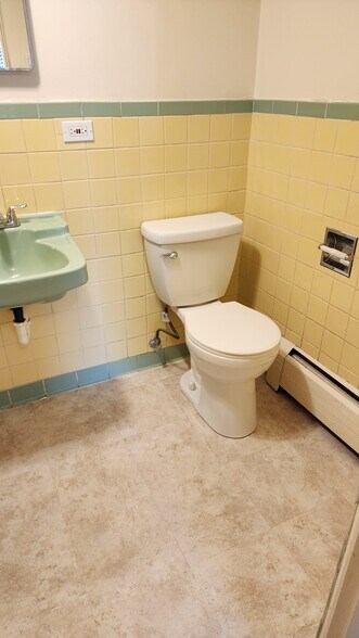 Building Photo - 925 S Washington St