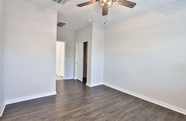 Building Photo - Gorgeous 4bed/3 bath End Unit Condo in Gil...