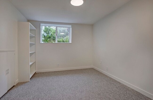 Building Photo - 3Bd/2.75Ba Shoreline House