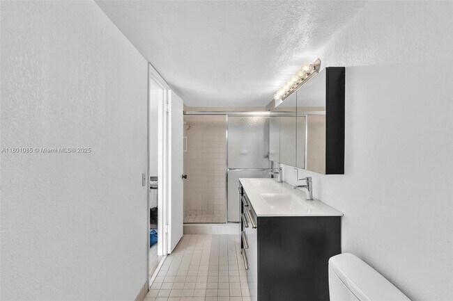 Building Photo - 825 NE 26th Ave