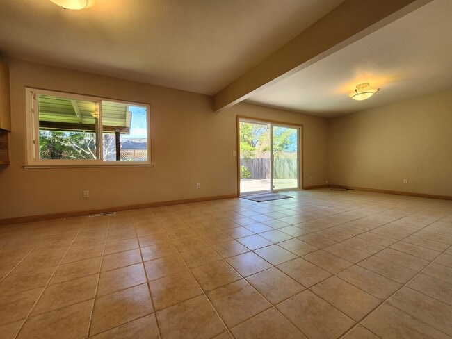 Building Photo - Lovely Bennett Valley Home in a Cul-De-Sac