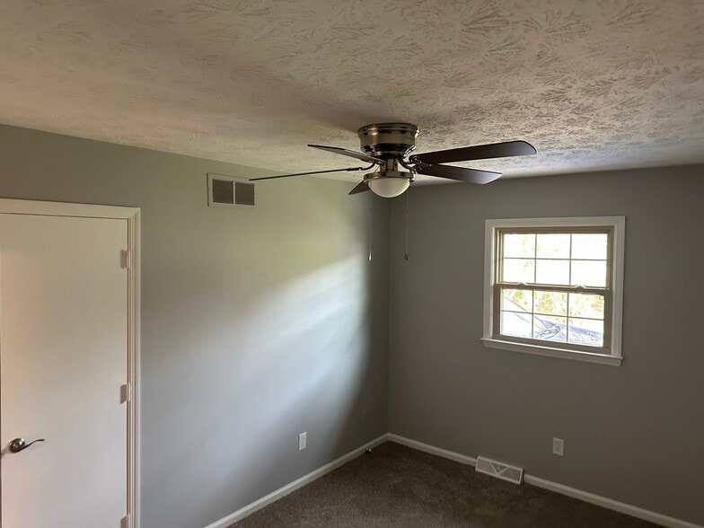 Middel Bedroom - 605 Buckingham Ln