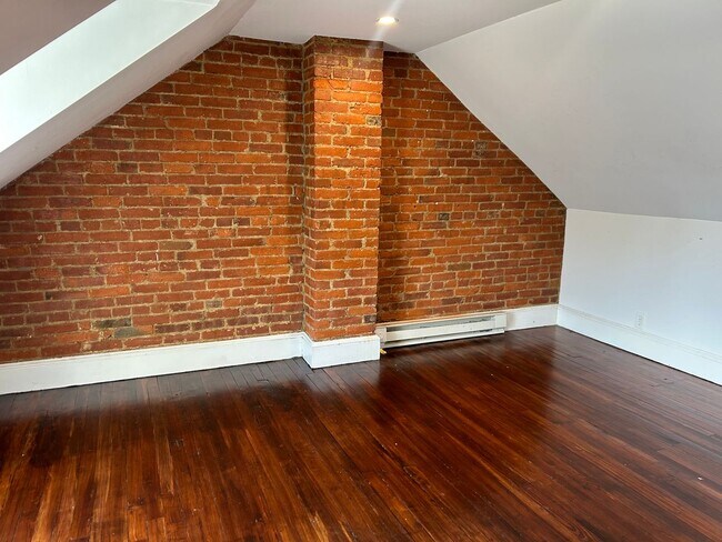 Building Photo - Accepting Section 8 - 3 Bedroom 1 Bath Hom...