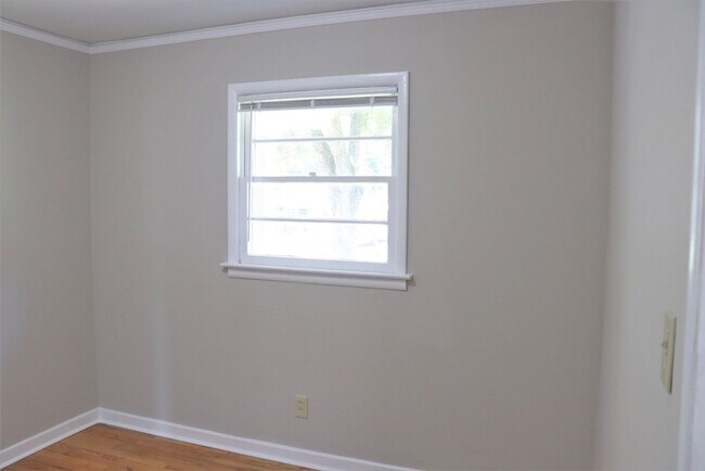 Building Photo - 3-Bedroom thats move-in ready and just wai...