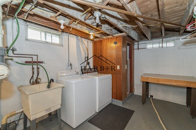 Building Photo - 10th Avenue SE Duplex (OTB 07/31/26)