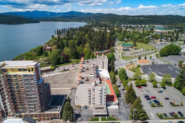 Building Photo - Beautiful Downtown Coeur d' Alene Condo  w/ Amazing Views!