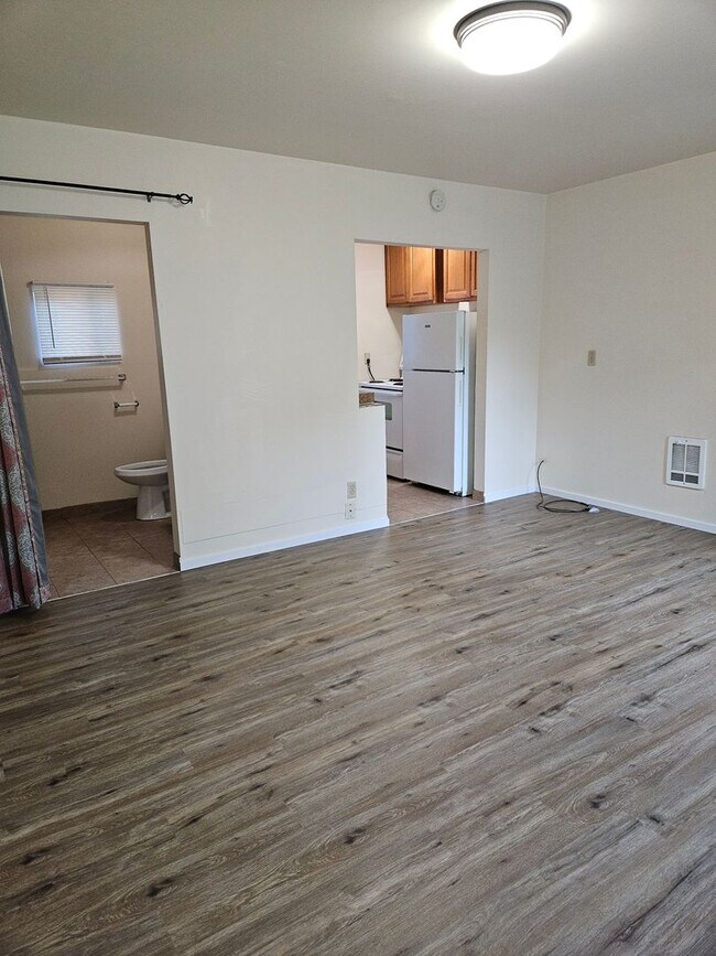 Building Photo - Cozy studio completely renovated.